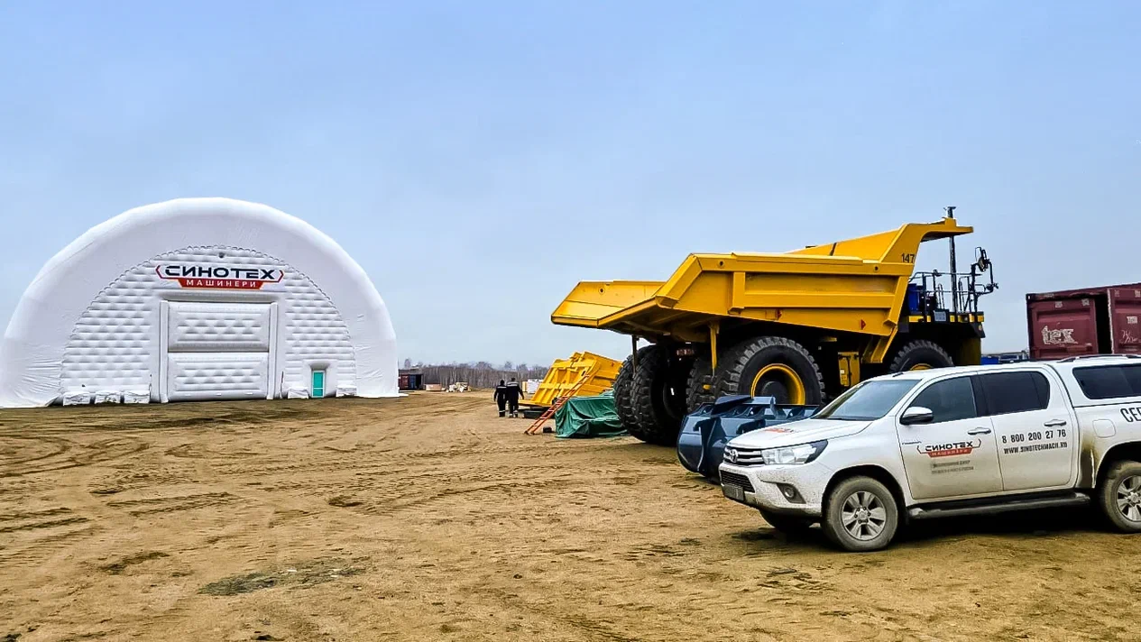 Сервисное укрытие, карьерный самосвал и сервисный автомобиль на объекте